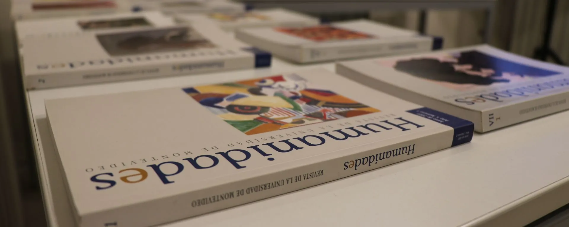 Portadas de la Revista Humanidades de la UM Portadas de la Revista Humanidades de la UM sobre mesa blanca