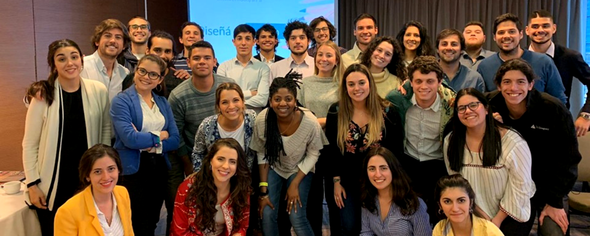 Estudiantes de la UM junto a otros participantes del programa “Iniciativa por los Jóvenes” en Montevideo