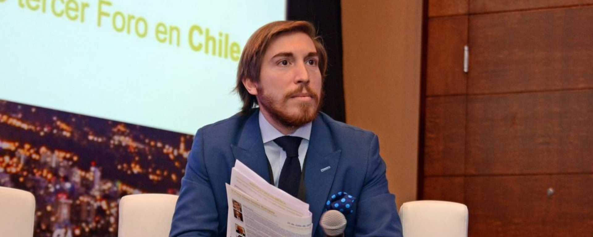 Carlos Loaiza en un panel en Chile.