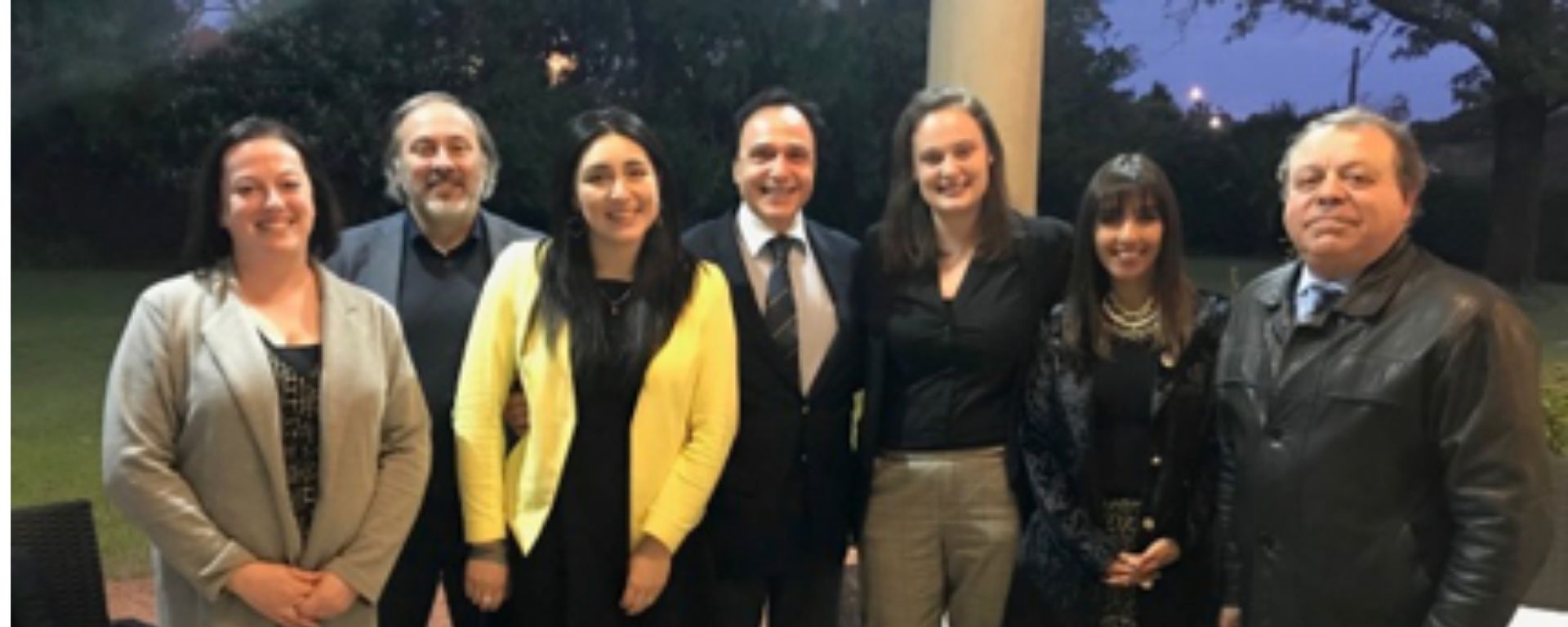 Delegación chilena junto a los representantes de la UM