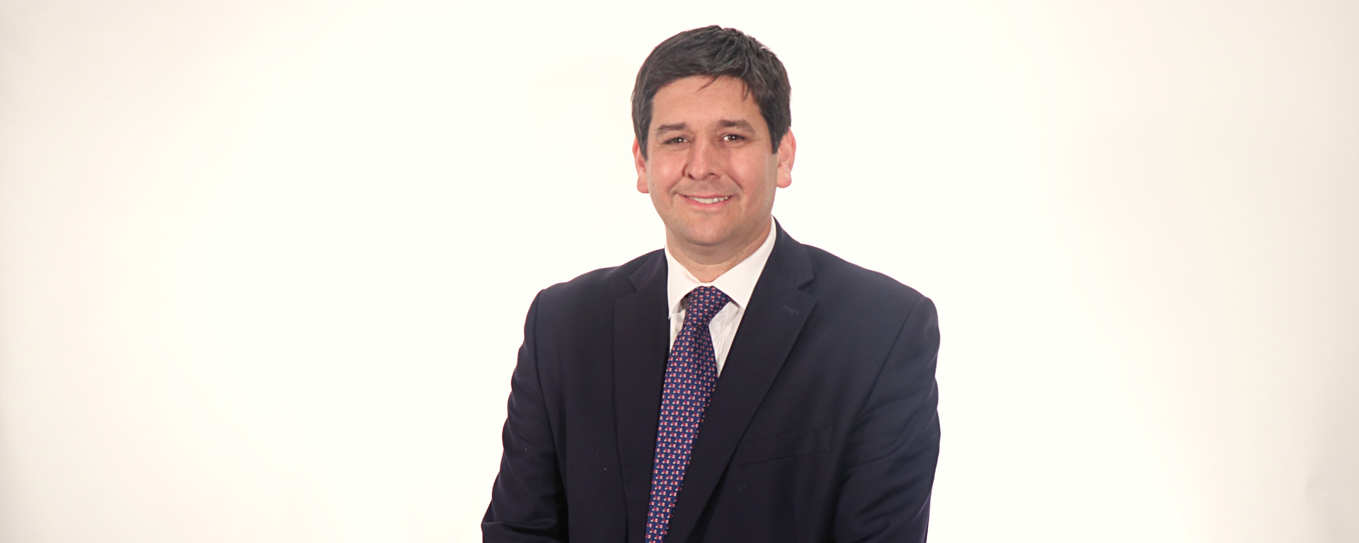 Daniel Ferrés, retrato con fondo blanco Daniel Ferrés, retrato con fondo blanco