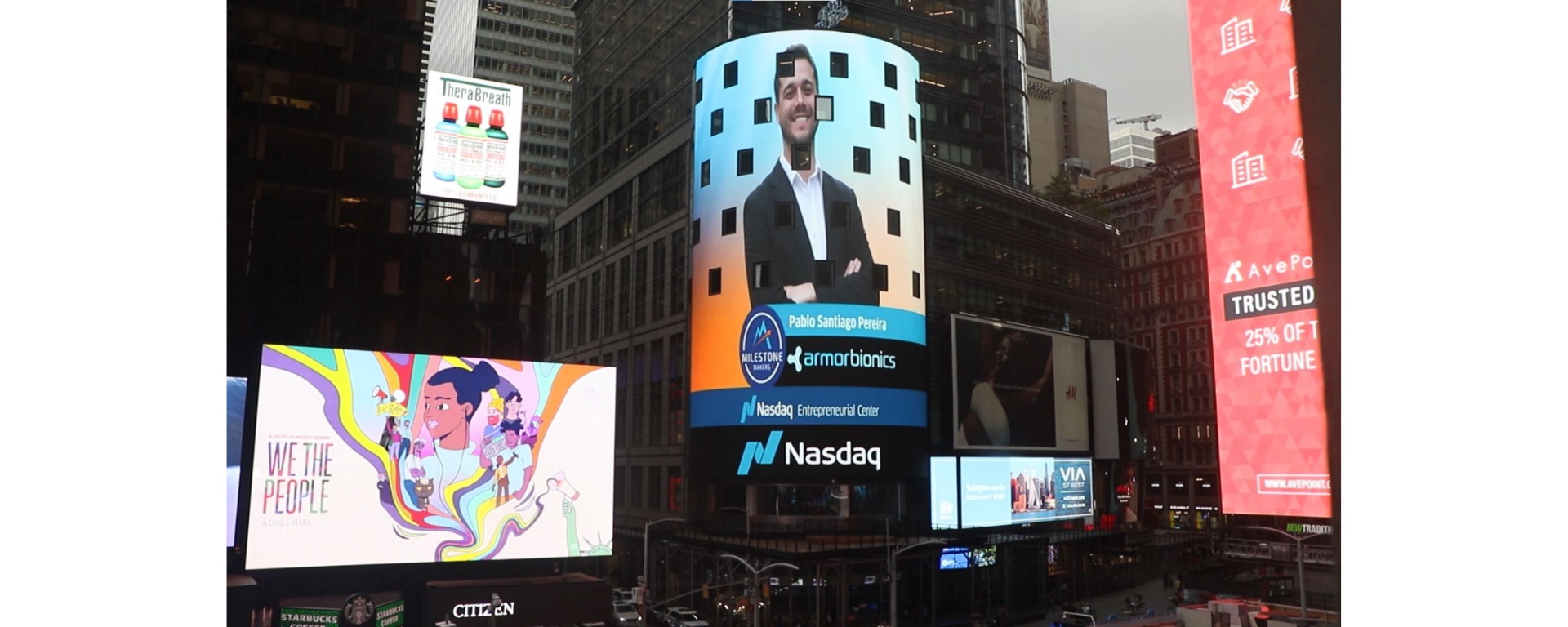 Graduado FIUM en las pantallas de Times Square