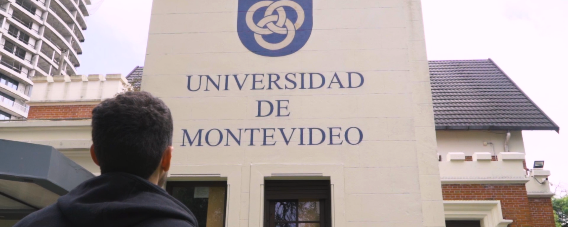 Portada de video institucional, fachada de la Facultad de Ingeniería con logo institucional