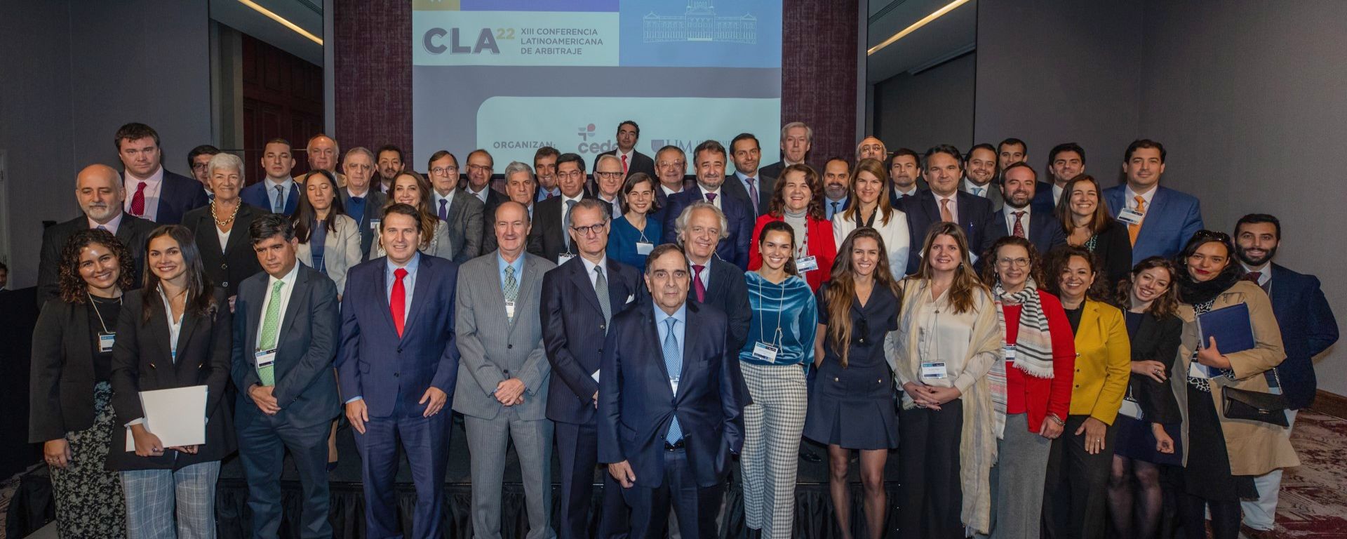 La UM co-organizó la Conferencia Latinoamericana de Arbitraje 2022. En la foto, todos los participantes posan en grupo.
