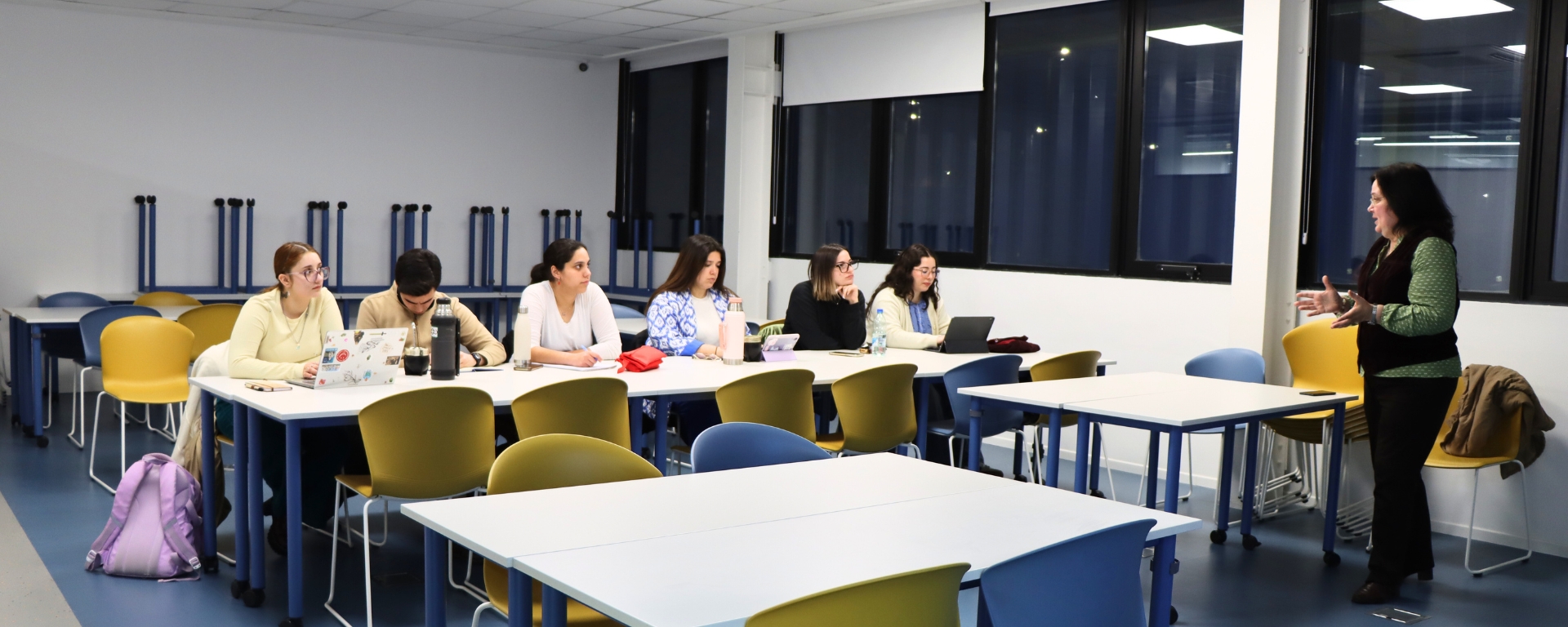Ciclo de conferencias: historia, crítica y actualidad de la traducción literaria en Uruguay Estudiantes están en un salón de clases y la docente les está dando una conferencia