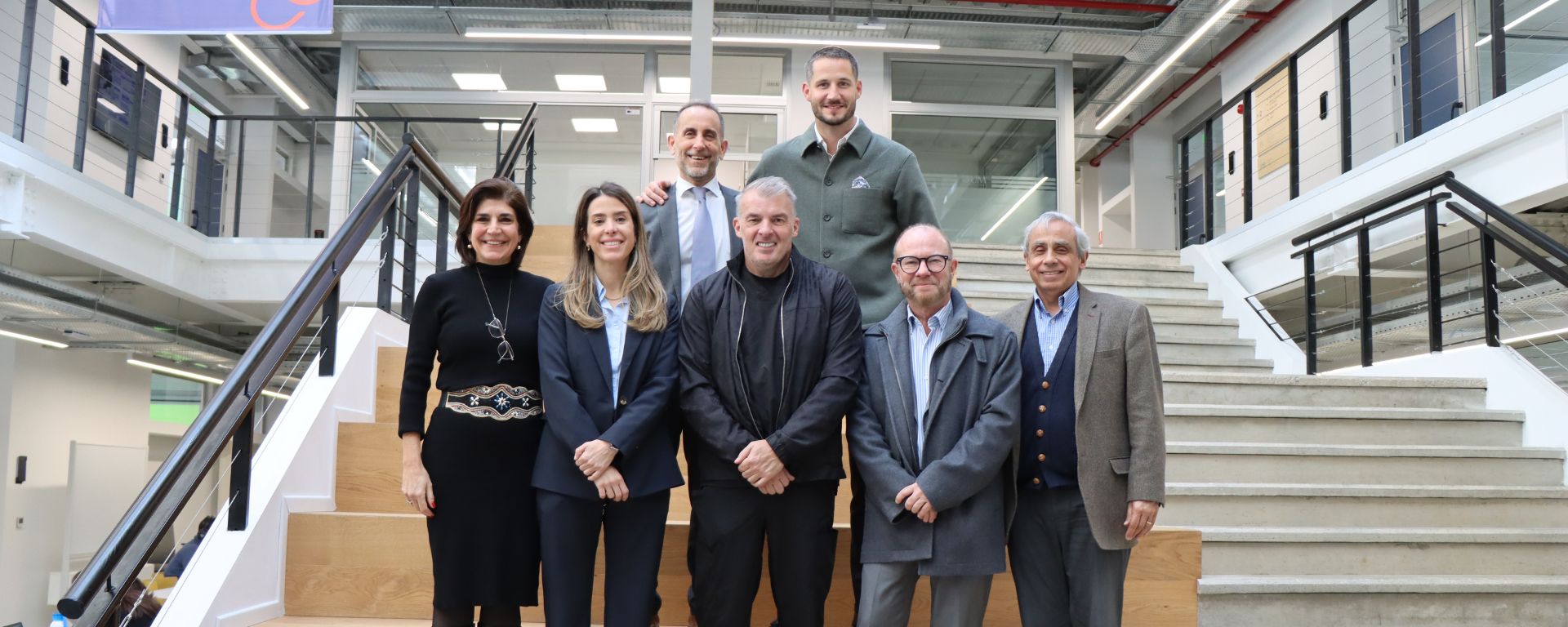 Centro de Ciencias Biomédicas de la UM recibió al referente mundial en Medicina Estética Dr. Lee Walker Personas están en la escalera de la Universidad del Montevideo