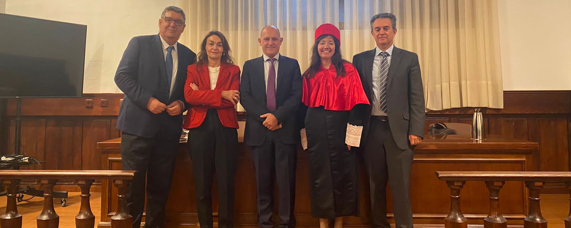 Andrea Signorino posa con tribunal y decano de la Universidad de Salamanca