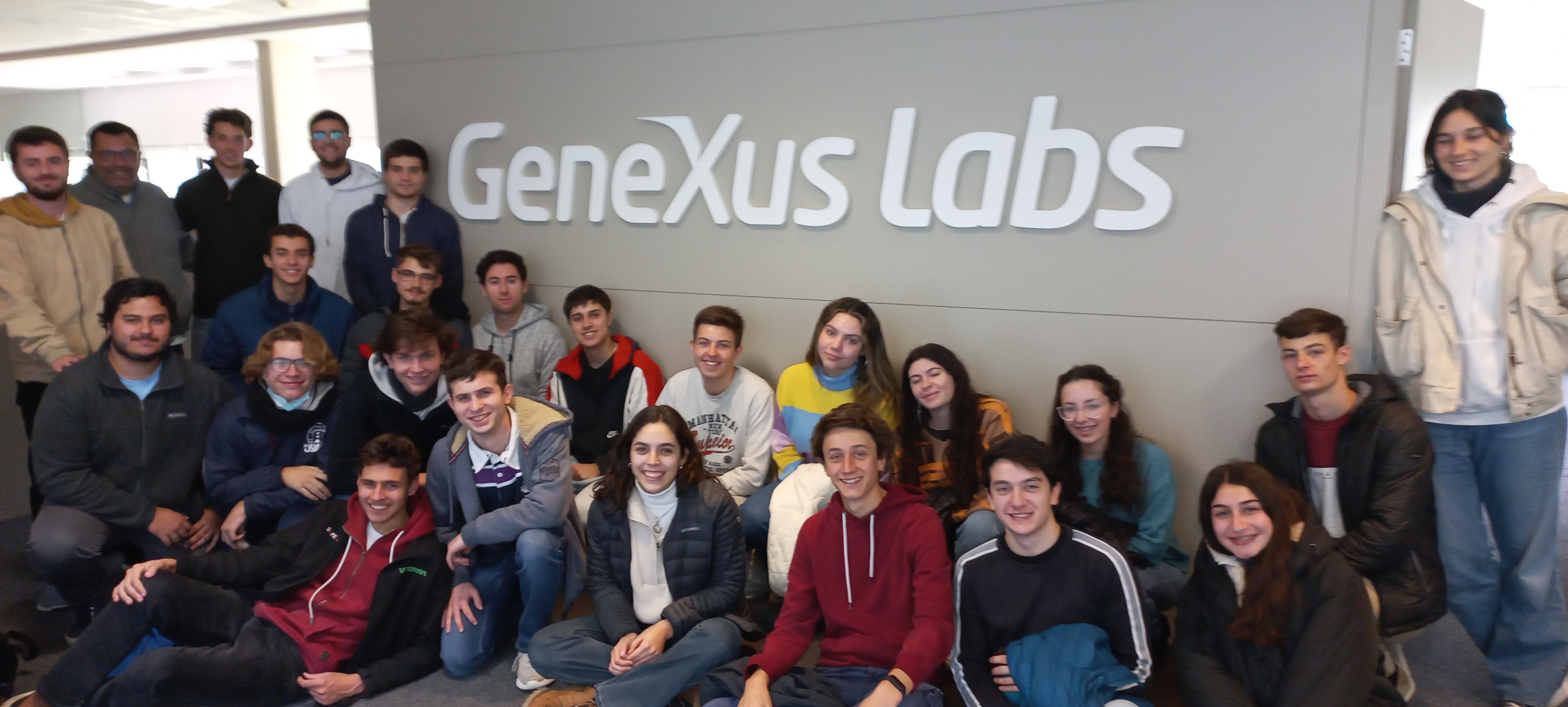 Foto dentro de instalaciones d GeneXus, alumnos de primer año de Ingeniería 2022