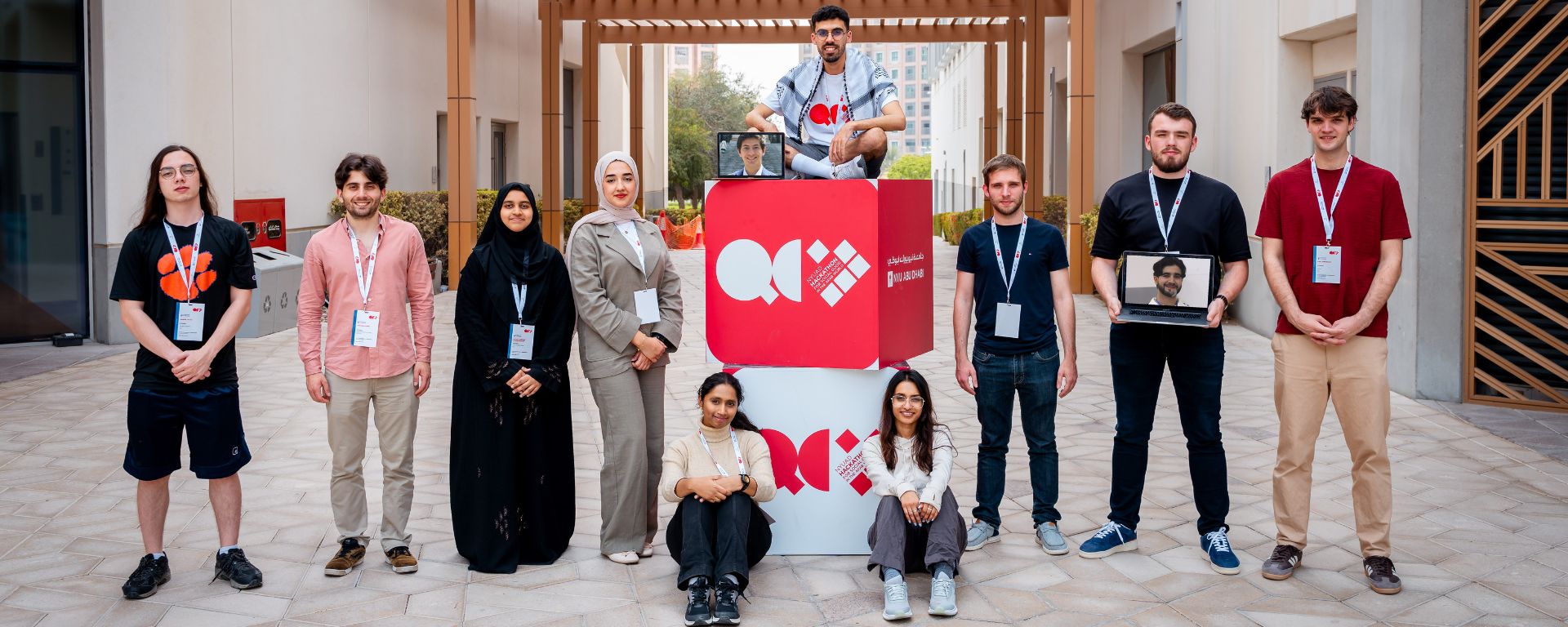 Federico Fuidio con su equipo en la Hackathon