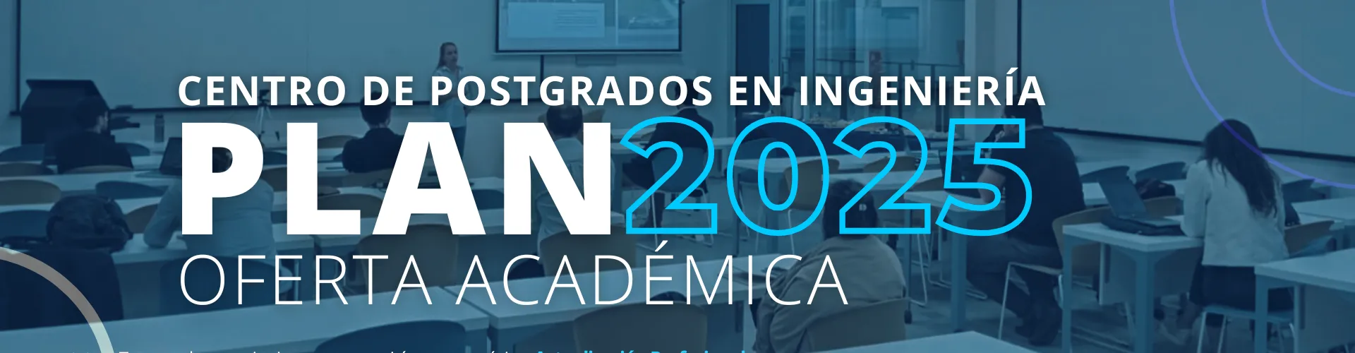 Personas en un salón de clases prestando atención a una charla