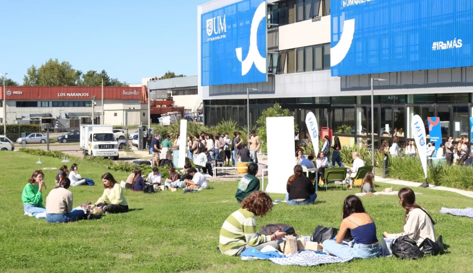 Entre charlas y actividades, se vivió la Experiencia UM en el LATU Entre charlas y actividades, se vivió la Experiencia UM en el LATU