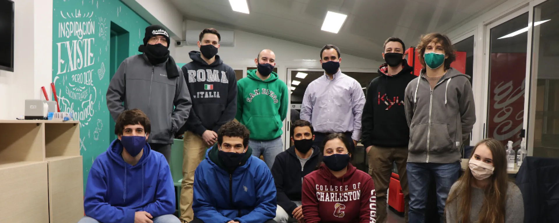 Personal y estudiantes de la UM durante la primera edición de Ollas en 2020. Personal y estudiantes de la UM en la cantina durante la preparación de los platos de comida.