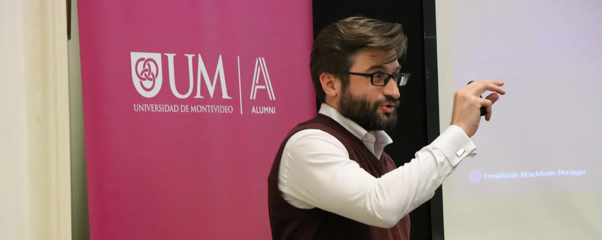 Santiago Gatica durante una exposición en la UM. Santiago Gatica durante una exposición en la UM.