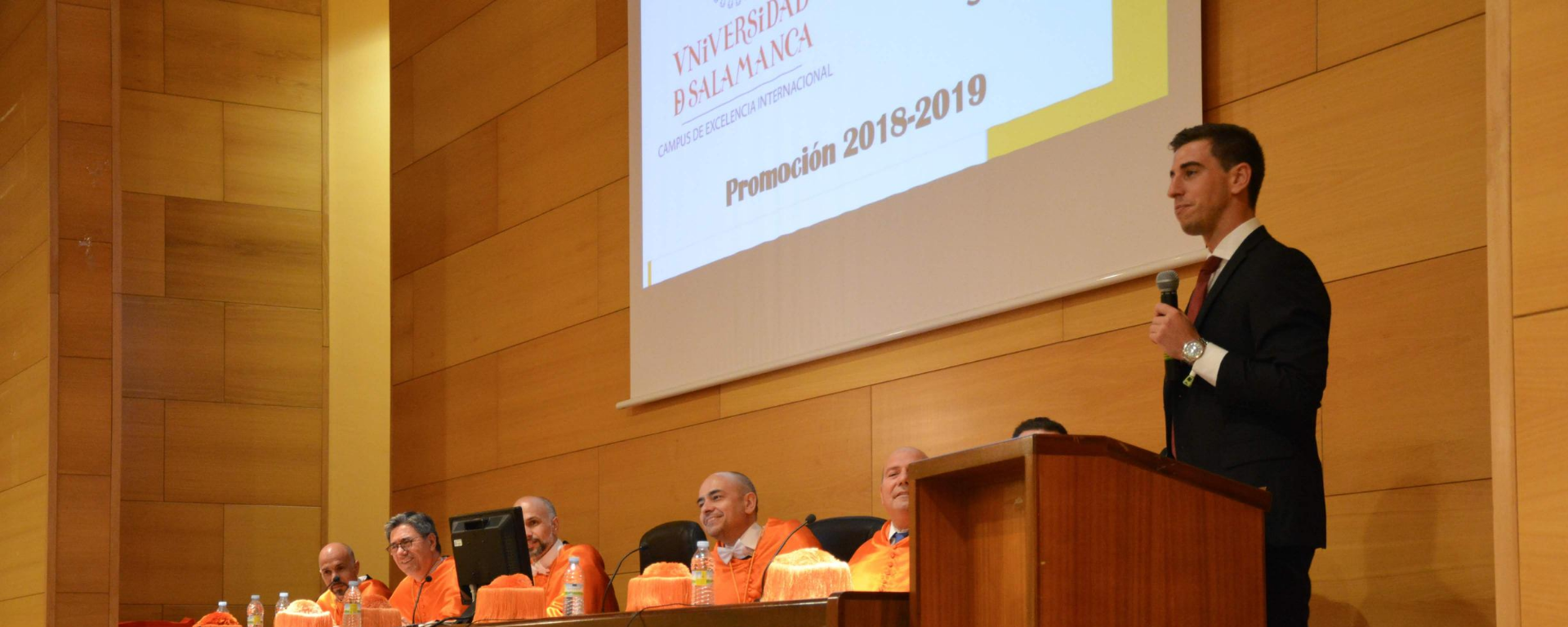Graduado de la UM habla en el auditorio de la Universidad de Salamanca.