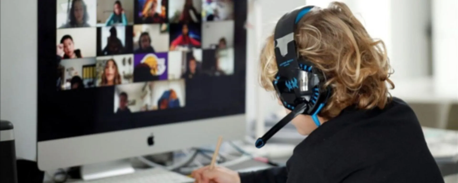 Portada Docentes equipados para la realidad online: docente dando clases remotas Portada Docentes equipados para la realidad online: docente dando clases remotas