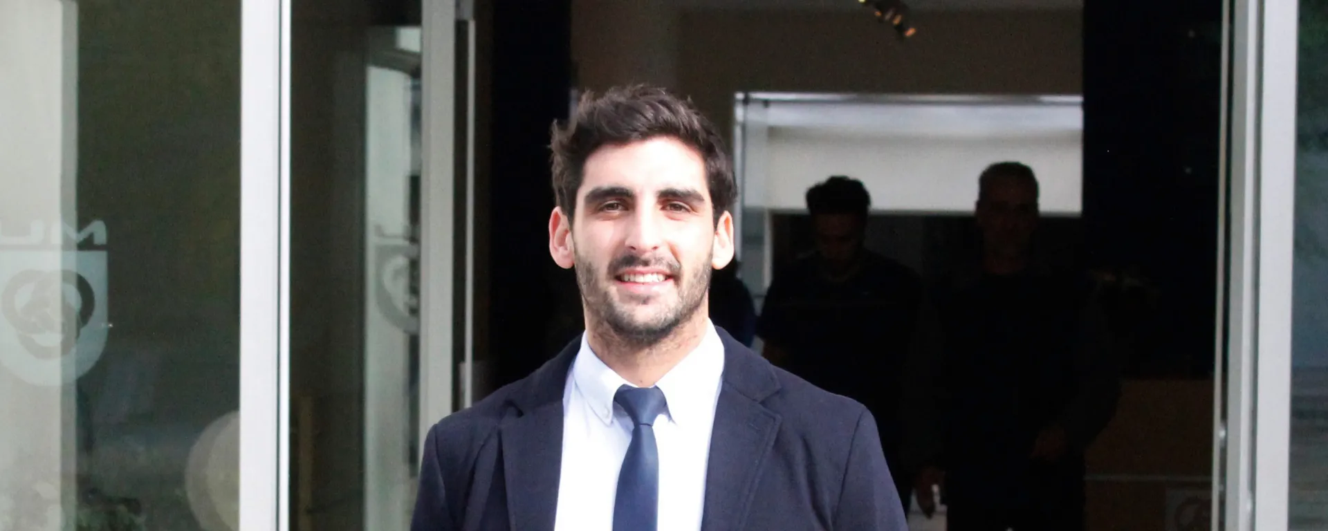 Joaquín Pena fue seleccionado por Adecco Uruguay para ser el CEO de la empresa por un mes. Joaquín Pena en la entrada de la sede central de la UM.