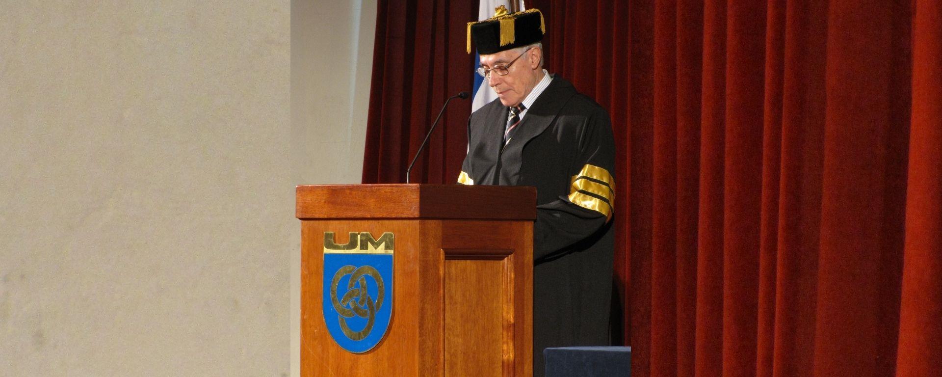 Juan L. Bonifazio en la graduación UM de 2009