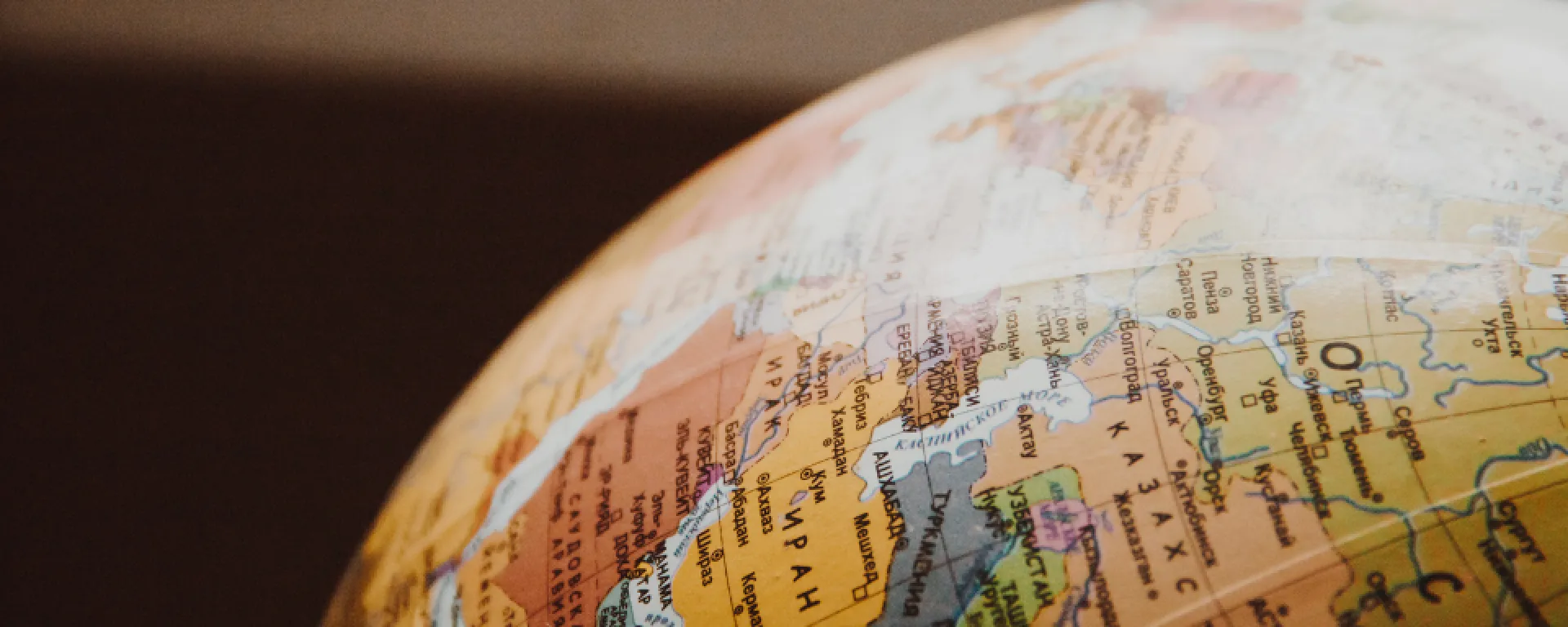 Alumnos de la UM comparten clases online junto a estudiantes de universidades extranjeras a través de los COIL. Imagen parcial de un globo terráqueo.