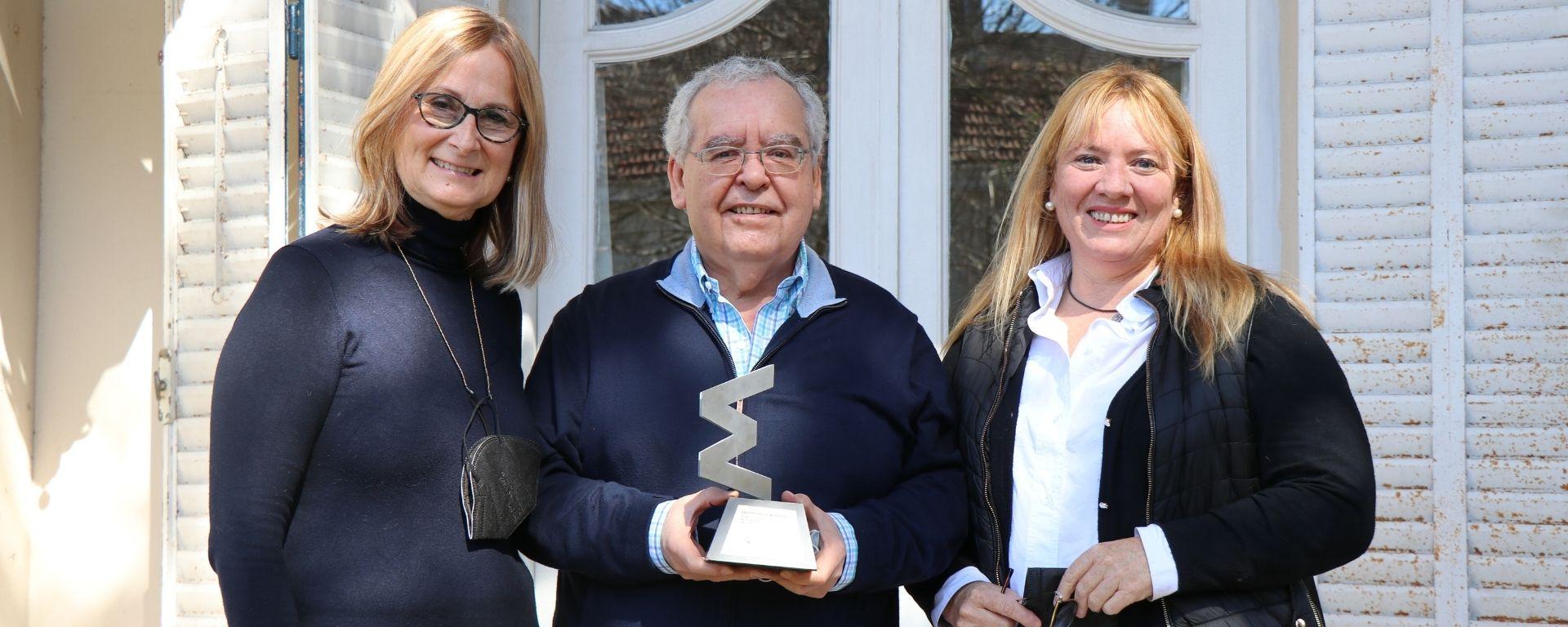 Ester Torrents, Fernando Otero (con el premio en mano) y Carmen Albana Sanz 