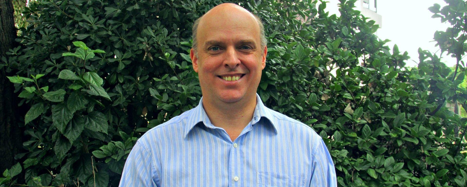 Rafael Sotelo, retrato con fondo de plantas Rafael Sotelo, retrato con fondo de plantas