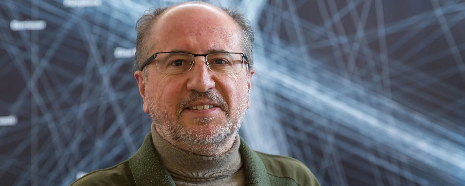 José Luis Orihuela es profesor invitado del Máster en Dirección de Comunicación de la UM. Plano cerrado de José Luis Orihuela, mirando a cámara.