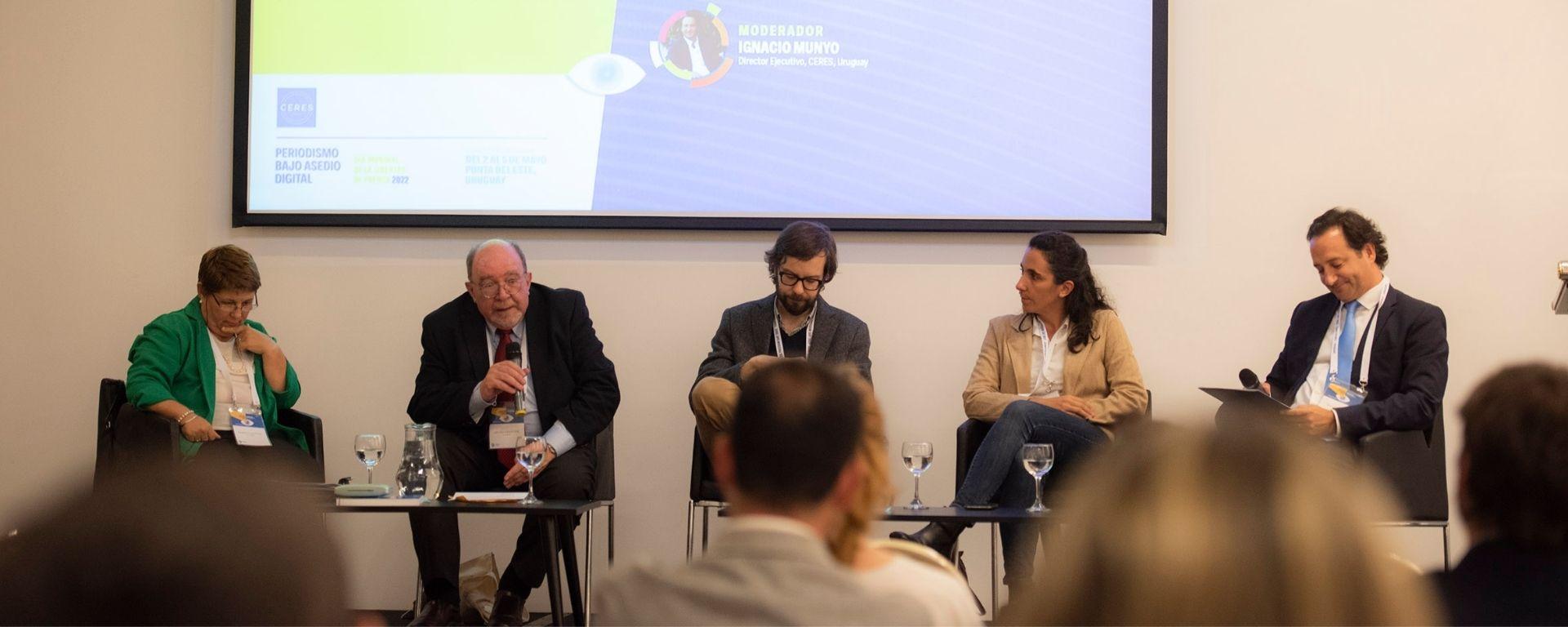 Libertad de Prensa en Internet, panel con Mariella Saettone, Tomás Linn, Álvaro Pérez, Natalia Uval y moderador Ignacio Munyo.