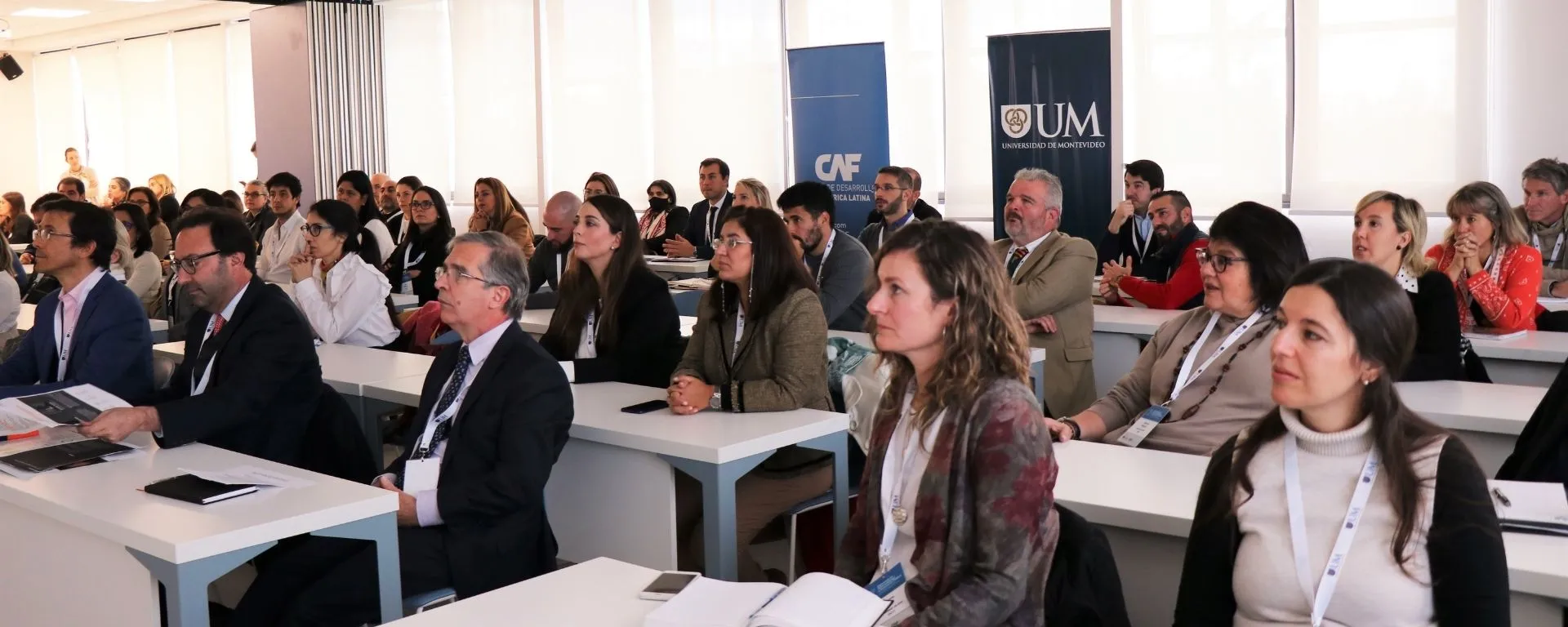 Salón repleto de alumnos el 31 de mayo, lanzamiento del Diploma de Gobernabilidad. Participantes y autoridades sentados en salón. Salón repleto de alumnos el 31 de mayo, lanzamiento del Diploma de Gobernabilidad. Participantes y autoridades sentados en salón.
