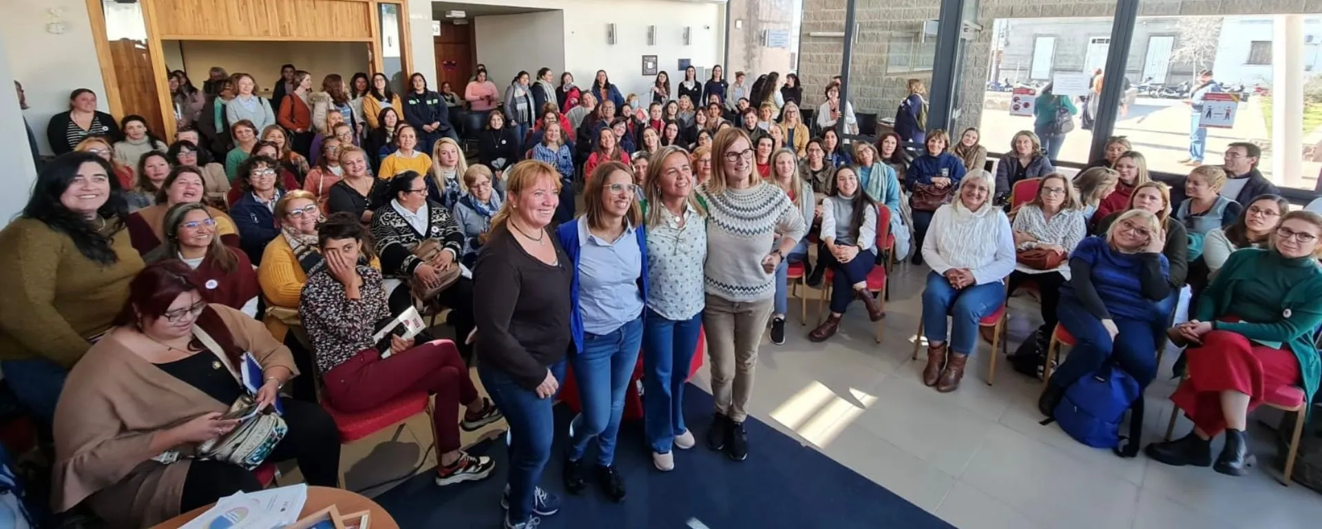 Portada Tour Emocional 2022 Panelistas y público posan juntos en Fray Bentos_Tour Emocional 2022