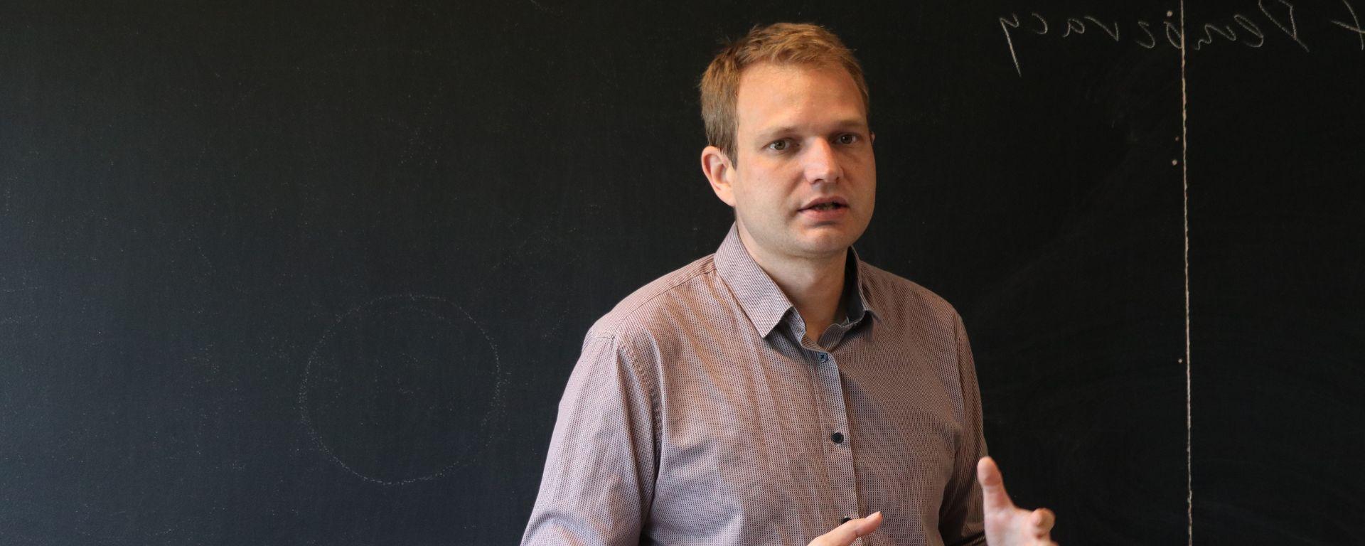 Portada, docente de la República Checa brindó cursos en la UM Karel Kouba en la Universidad de Montevideo, frente a la clase de Seminario de actualidad política