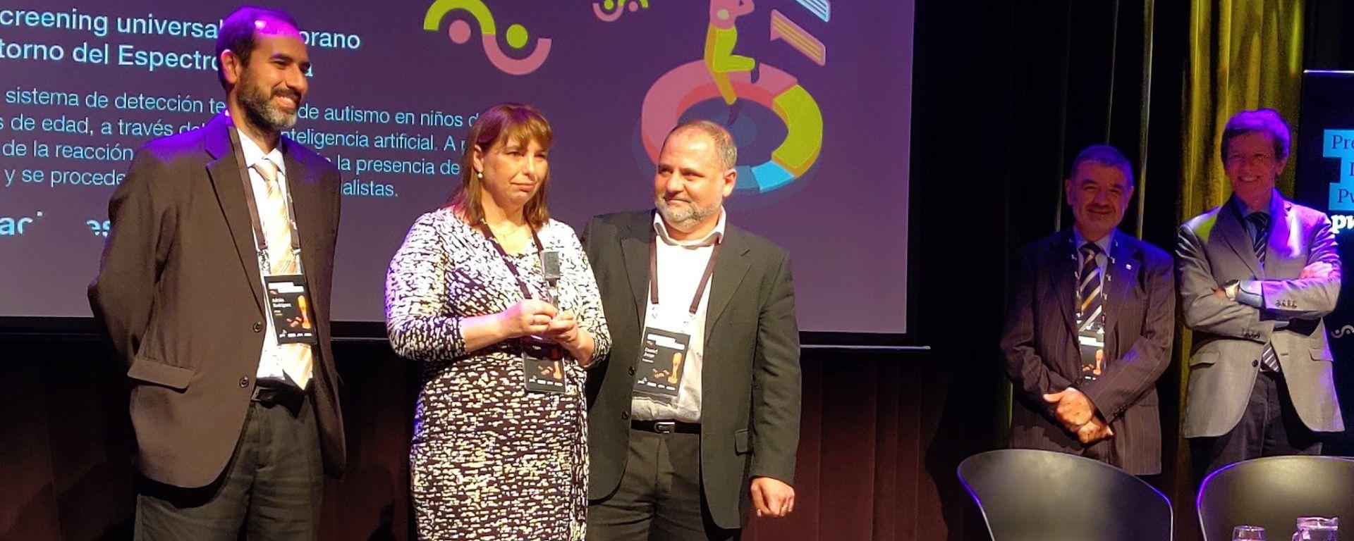 Daniel Jorge e Ingrid Olsson_Proyecto de docente UM finalista en Premio Innovación PwC Docente UM recibe premio en escenario, junto a colega