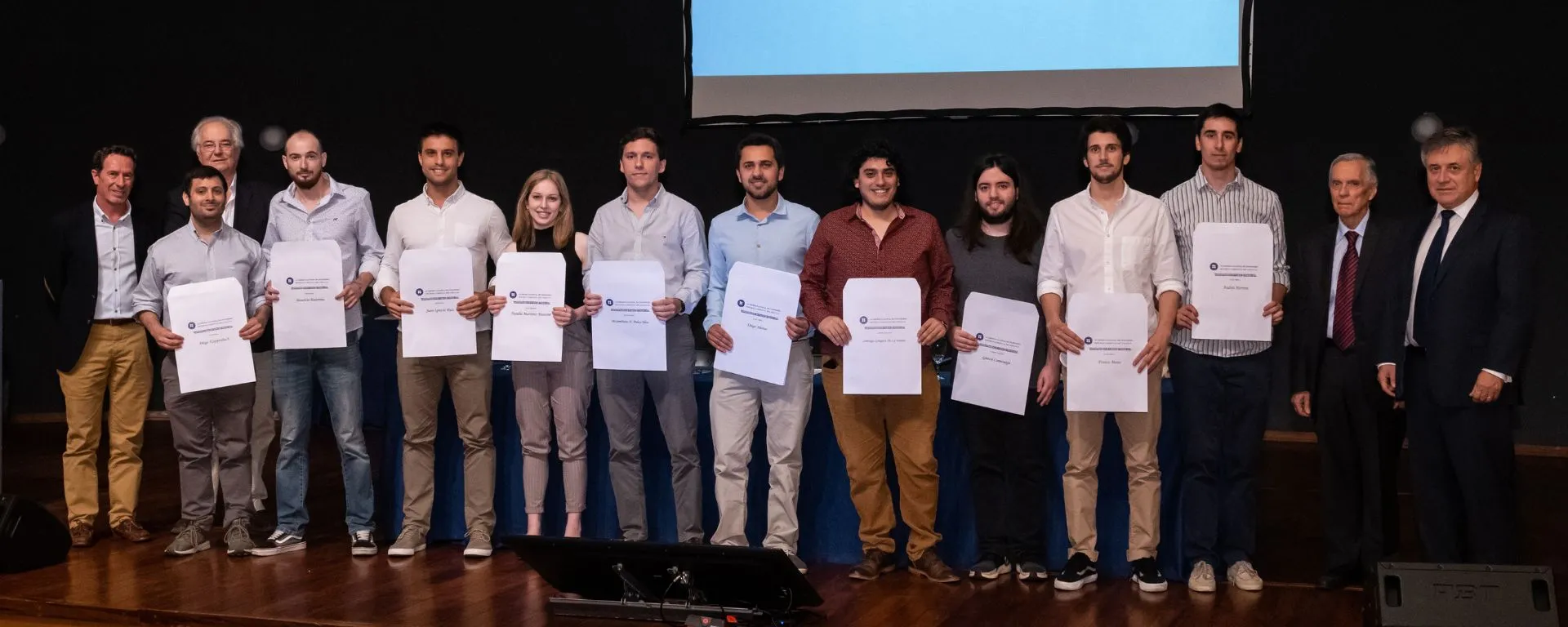 Portada noticia: Egresados de la UM recibieron premios de la Academia Nacional de Ingeniería Premiados en categoría de proyectos de grado en Ingeniería, junto a autoridades de ANIU y ministro del MIEM