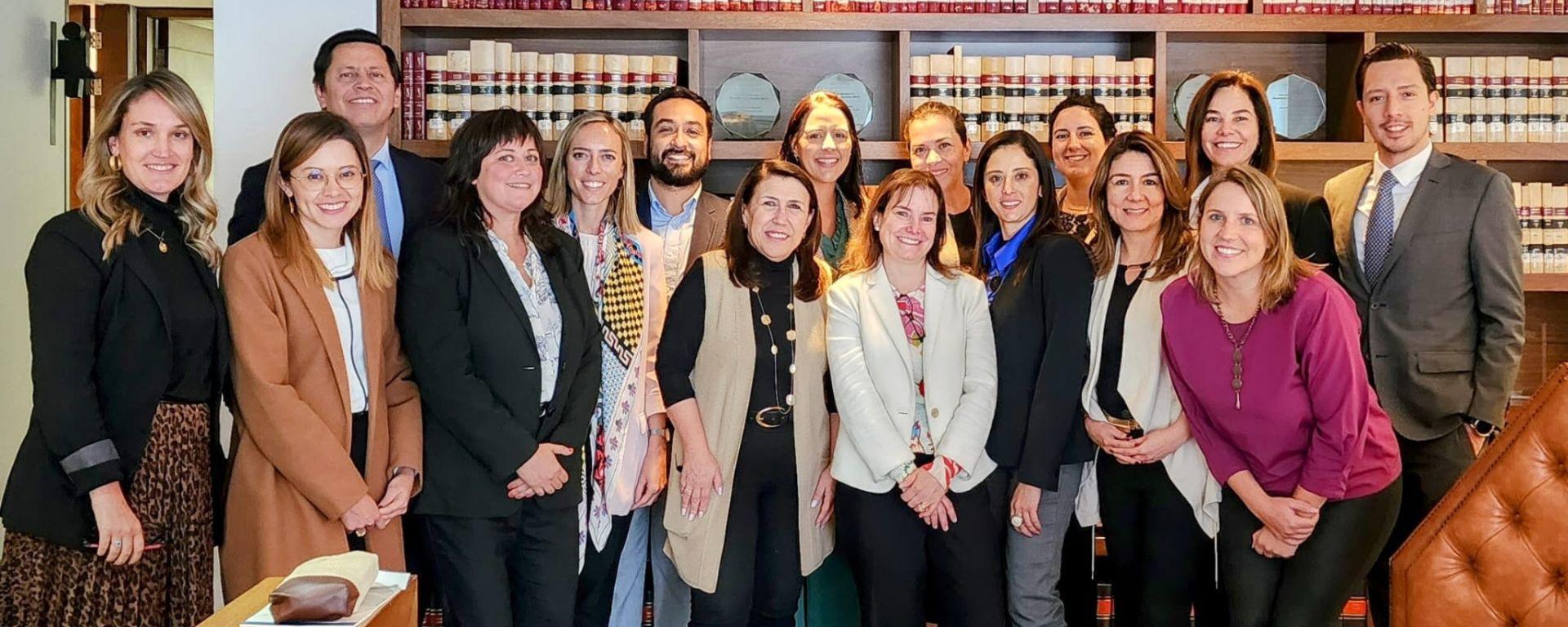 Docente de FDER participó en un encuentro para la promoción del trabajo pro bono en Latinoamérica Portada de noticia: abogados del encuentro, referentes de redes pro bono de Lat Am posan en estudio