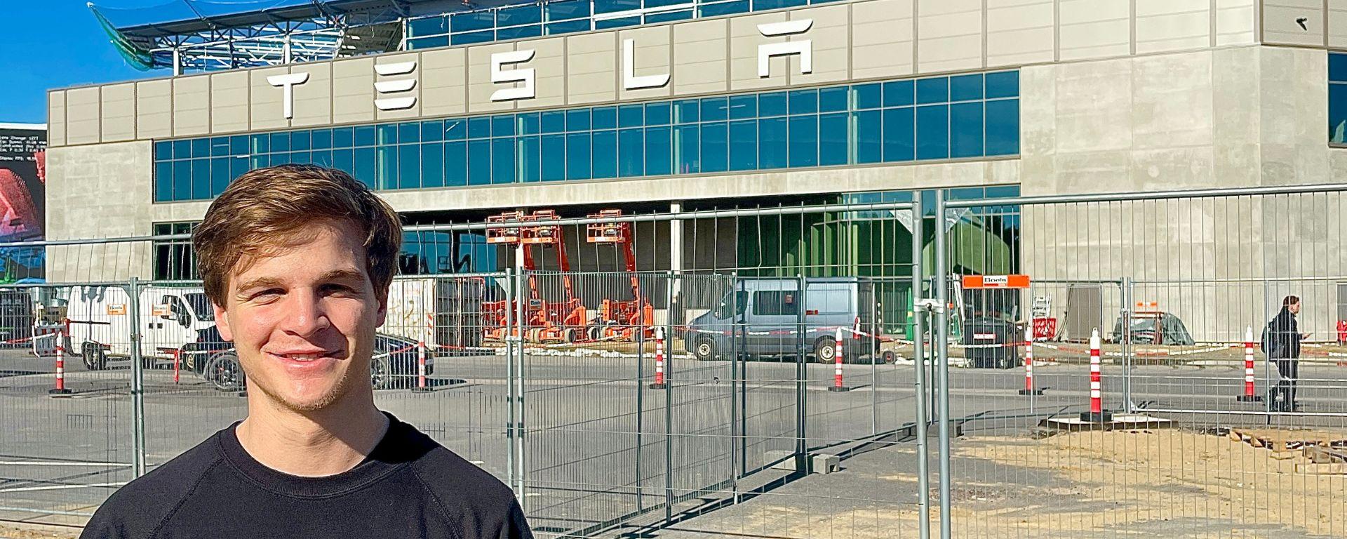 Andrés Folle frente a la súper fábrica de Tesla en Alemania, donde trabaja hoy