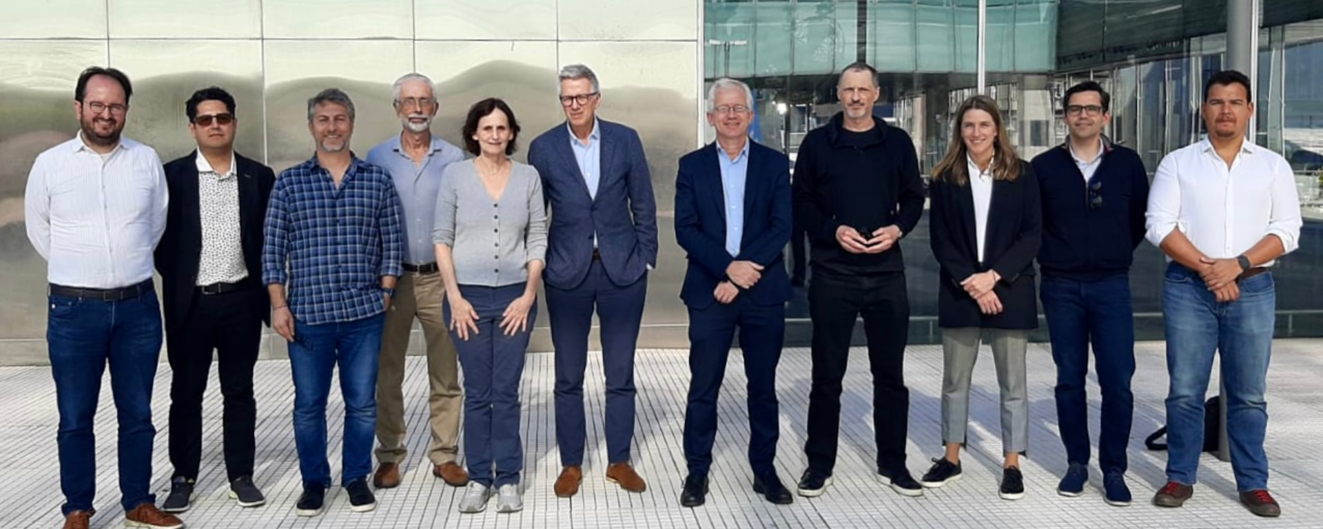 Ana Balsa y Research Directors en RIDGE May Forum 2023, a la salida del edificio de CAF Montevideo Ana Balsa y Research Directors en RIDGE May Forum 2023, a la salida del edificio de CAF Montevideo