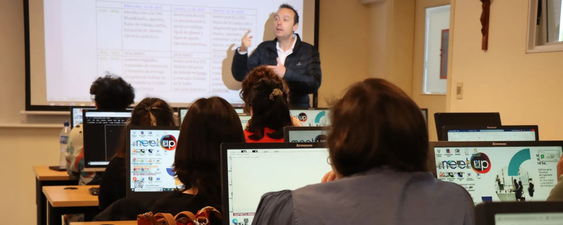 Prof. Chaume brinda curso en sala informática presentando en proyector frente a un aula colmada de alumnos Experto español brindó un seminario de traducción en plataformas de streaming